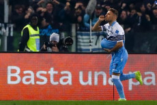 Così festeggia Ciro Immobile il gol della Lazio nel derby contro la Roma.