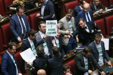 Deputati della Lega con cartelli sulla legittima difesa in un'immagine del 2016.