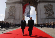 Il presidente francese Emmanuel Macron e il presidente cinese Xi-Jinping nella sfilata all'Arco di Trionfo, Parigi.