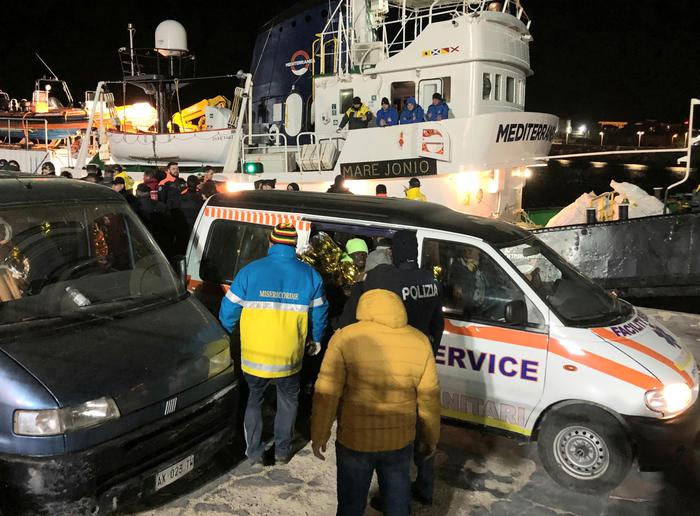 Scendono dalla Mare Jonio i migranti arrivati al molo di Lampedusa, 19 marzo 2019. I migranti vengono fatti salire sui mezzi delle forze dell'ordine.