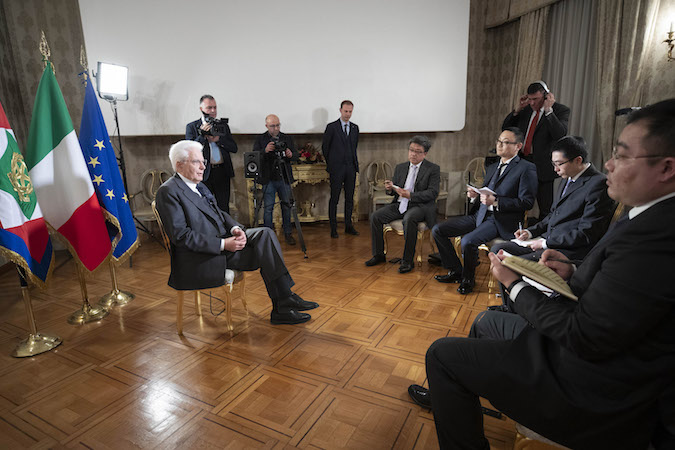 Il Presidente della Repubblica Sergio Mattarella nel corso dell'intervista con i giornalisti cinesi in occasione del viaggio in Italia del presidente Xi.