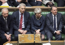Theresa May seduta sui banchi del Parlamento inglese Westminster, con i suoi ministri.