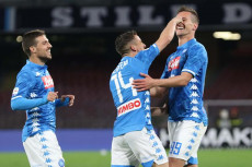 Arkadiusz Milik festeggia con Dries Mertens il gol del 3-2 del Napoli contro l'Udinese.