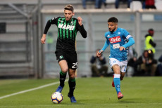 Domenico Berardi e Lorenzo Insigne si contendono la sfera nella partita Sassuolo - Napoli.