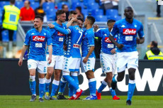 A fine partita i giocatori del Napoli festeggiano la vittoria contro la Roma.
