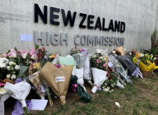 Fiori depositati fuori al New Zealand High Commission in Canberra, Australia. Isis
