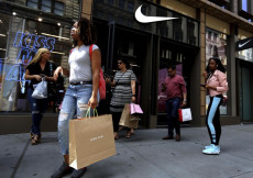 Ragazze passeggiando fuori un negozio di articoli sportivi della Nike.