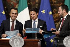 Il primo Ministro Giuseppe Conte (al centro), Luigi Di Maio e Matteo Salvini,