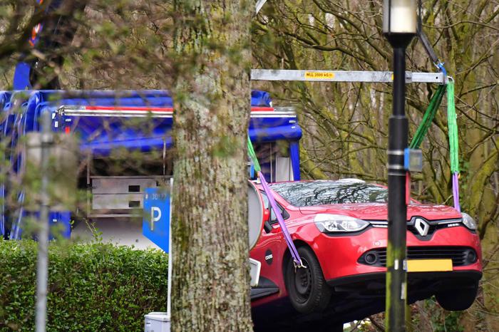 L'auto dell'attentatore, trovata in Tichelaarslaan in Utrecht, viene rimossa dalla polizia.