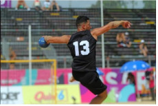 Un giocatore della pallamano maschile venezuelana lancia la palla.