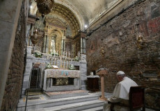 Papa Francesco in preghiera nella Santa Casa di Loreto.