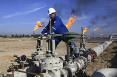 Un operatore iracheno apre le valvole dell'oleodotto Nihran Bin Omar al nord di Basra. Petrolio
