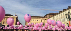 Per l'8 marzo piazze piene di palloncini in rosa.