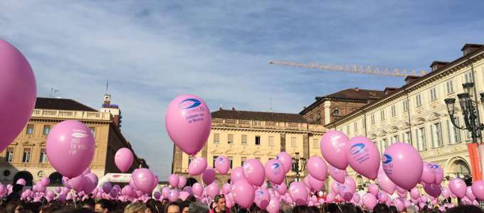 Per l'8 marzo piazze piene di palloncini in rosa.