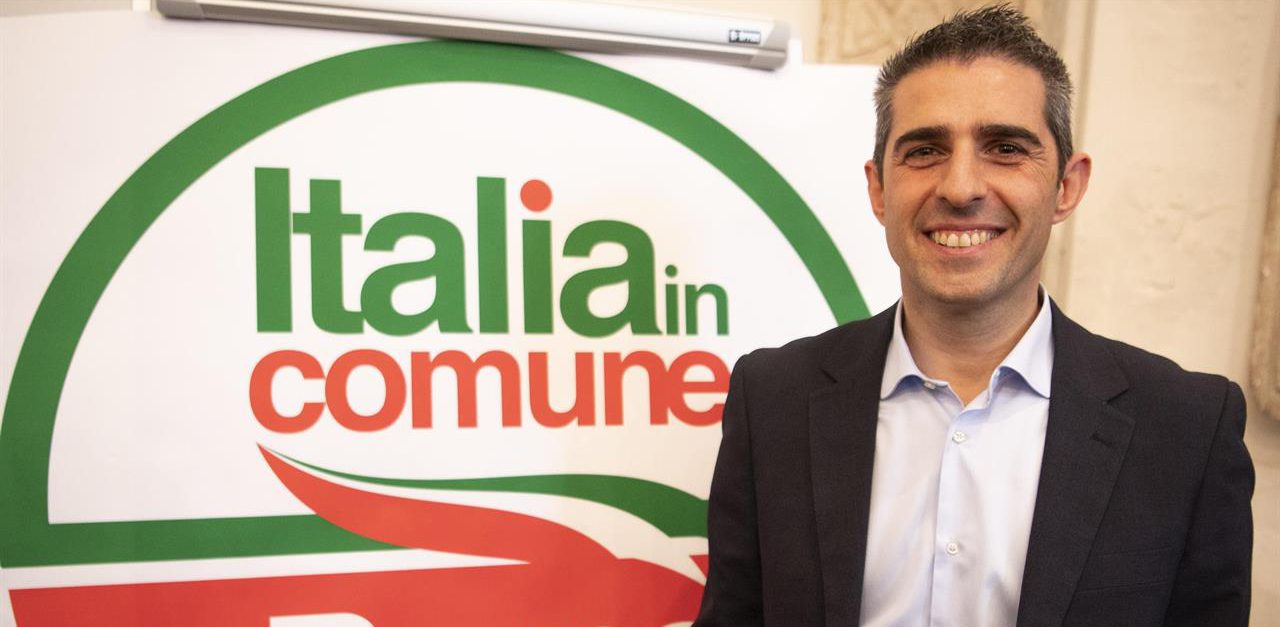 Federico Pizzarotti, alle sue spalle il simbolo di Italia in Comune. Europee