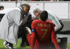 Cristiano Ronaldo a terra assistito dei medici della nazionale del Portogallo.