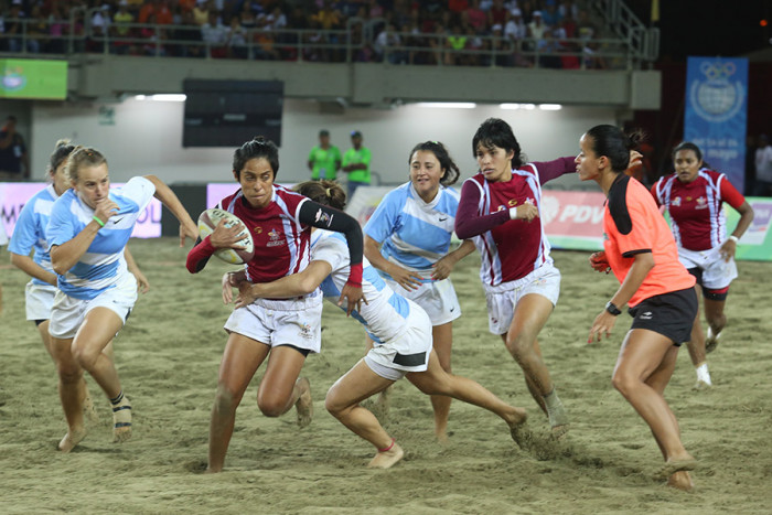 Una fase di gioco della nazionale femminile di Rugby nei Giochi di Spiaggia.