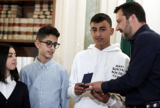 Il ministro degli Interni Matteo Salvini riceve al Viminale i ragazzi del bus sequestrato.