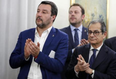 Giovanni Tria (D), ministro dell'Economia, e Matteo Salvini (S), vicepremier e ministro dell'Interno.