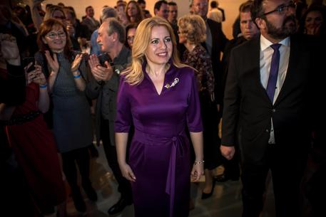 Slovacchia: Zuzana Caputova eletta presidente. Con un vestito color viola.