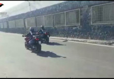 Pattuglia della Polizia in motocicletta. Violenza