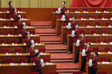 Hostess servono il the prima dell'apertura dei lavori della Conferenza del Popolo Cinese (CPPCC) a Pechino.