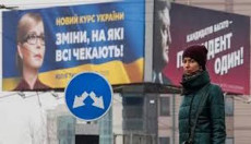Ucraina al bivio, sulla strada due cartelloni pubblicitari dei candidati.