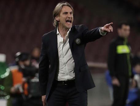 L'allenatore dell'Udinese Davide Nicola, ormai ex, richiama i suoi da bordo campo.