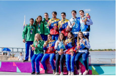 Foto di gruppo della staffetta del nuoto di fondo ha regalato una medaglia d'oro al Venezuela
