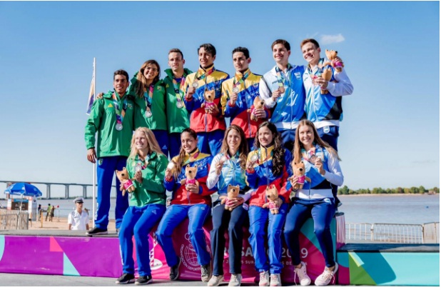 Foto di gruppo della staffetta del nuoto di fondo ha regalato una medaglia d'oro al Venezuela