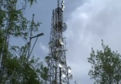 Una torre metallica con ricetrasmettitori di segnale tv per i detenuti