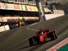 Sebastian Vettel a bordo della sua Ferrari durante le prove di Montmelò