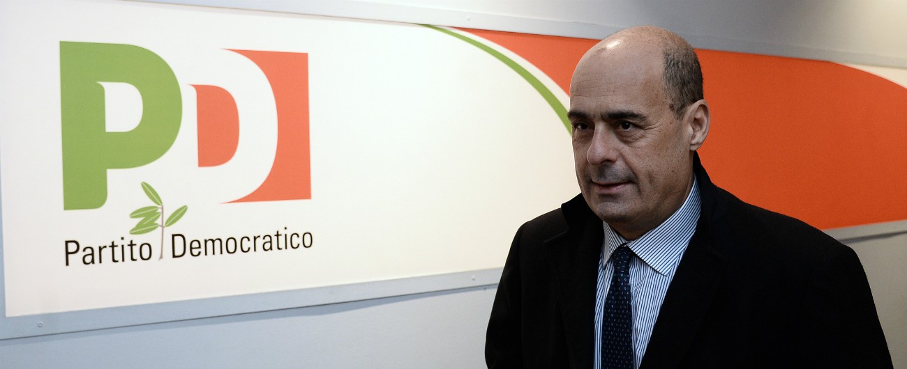 Il nuovo segretario del Pd, Nicola Zingaretti. Alle sue spalle il simbolo del partito.