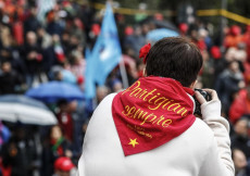 25 aprile, manifestazione per festeggiare la Liberazione con al collo un fazzoletto rosso con la scritta: Partigiani sempre