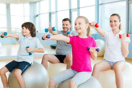 Niños en un gimnasio: la actividad física, fuente de bienestar