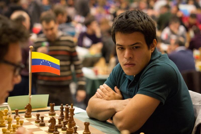 L’italo-venezuelano Eduardo Iturrizaga Bonelli davanti alla scacchiera.