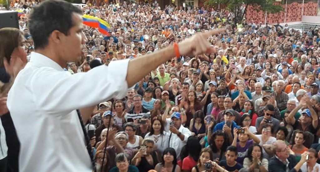 Il presidente ad interim del Venezuela Juan Guaidò durante l'ultima manifestazione di protesta.