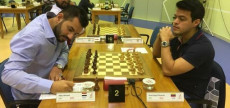 L'italo-venezuelano Iturrizaga Bonelli affronta un avversario di fronte alla scacchiera nel Dubai Open Chess.