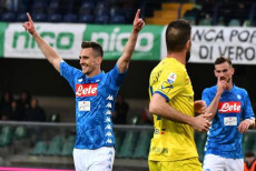 Arkadiusz Milik saluta i tifosi del Napoli dopo il gol del 2-0.
