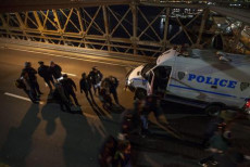 La polizia interviene dopo le proteste per l'uccisione di un afroamericano. Pittsburgh
