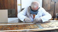 Restauratore di papiri al Museo Egizio del Cairo.