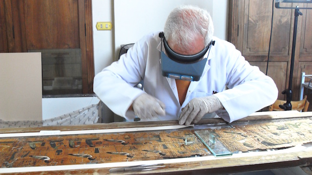 Restauratore di papiri al Museo Egizio del Cairo.