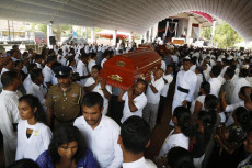 Sri Lanka: a Colombo si piangono i morti, immagini del funerale di una delle vittime.