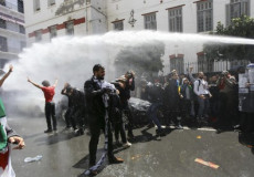 Algeria, manifestanti repressi con pompe d'acqua.