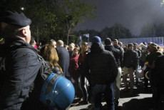 Un momento della protesta in via dei Codirossoni a Roma per l'arrivo di famiglie nomadi rom presso un centro accoglienza.