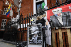L'esterno dell'ambasciata dell'Ecuador a Londra nel giorno dell'arresto di Julian Assange.