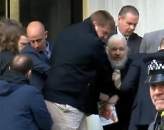 Un fermo immagine tratto da un video pubblicato sulla pagina Facebook di Ruptly Tv mostra un momento dell'arresto di Julian Assange nell'ambasciata dell'Ecuador a Londra.