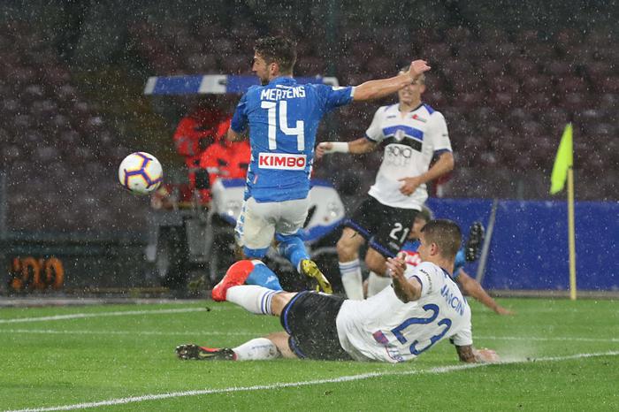 Dries Mertens mette a segno il gol del Napoli contro l'Atalanta. Ma poi la partita finirà 1-2 a favore dei bergamaschi.