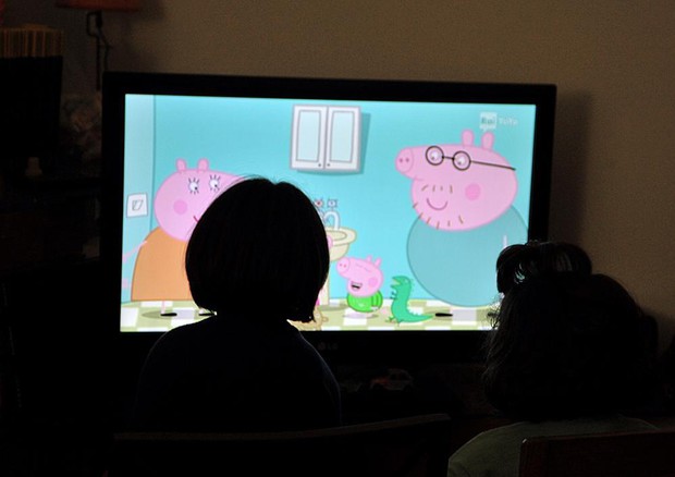 Bambini guardano un cartone animato in tv