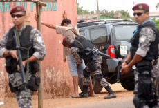 Brasile: polizia militare durante una retata.